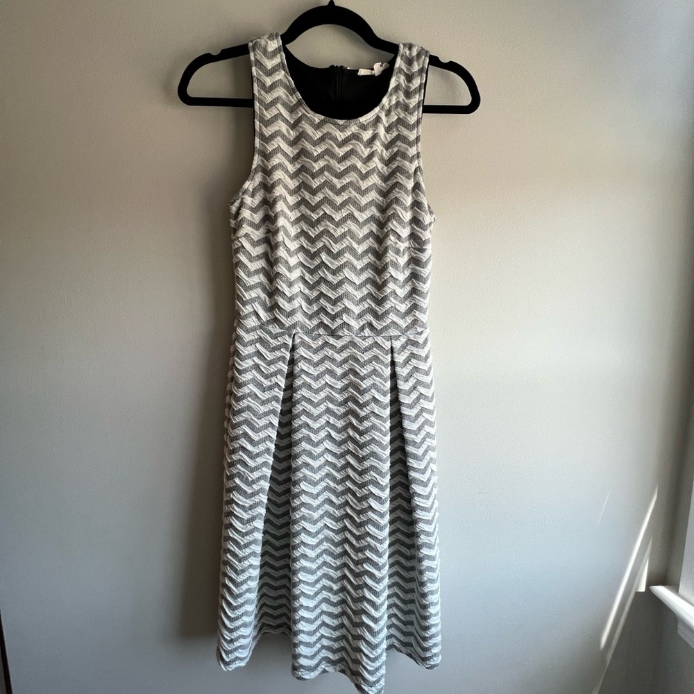 41 Hawthorn Gray & White Chevron Fit-and-Flare Dress | XS
